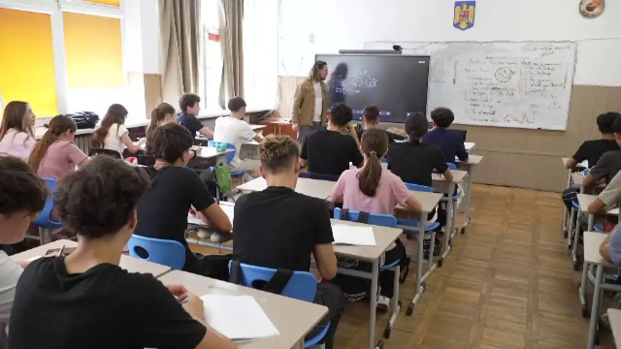 În căutare de salvatori: școlile apelază la studenți, pensionari și absolvenți de liceu pentru a acoperi lipsa