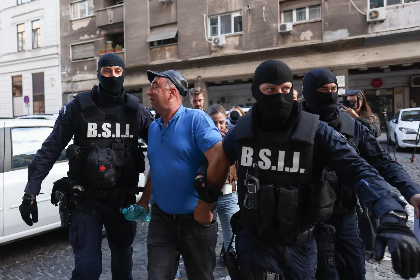 Percheziții în 16 județe: procurorii cer arestarea a zece persoane