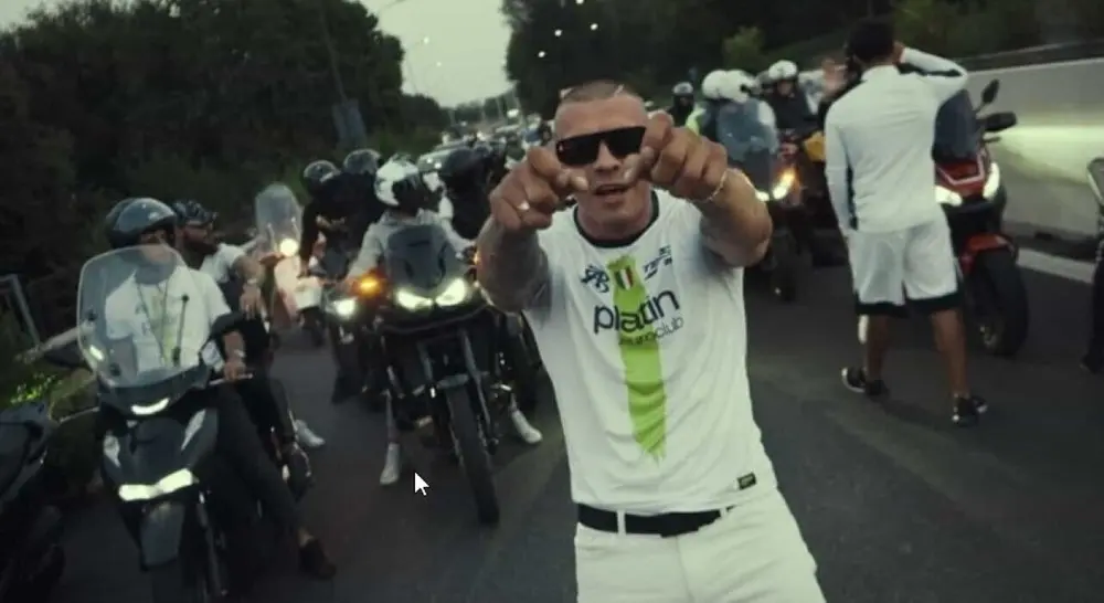 Trapper moldovean expulzat din Italia după ce a blocat o autostradă pentru un videoclip